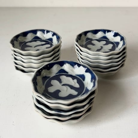 明治 大正期 古い瀬戸焼の豆皿［1枚の価格］在庫17枚 朝顔＋波絵  染付 型押し 小皿 有田 伊万里 完品