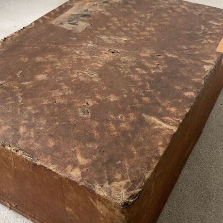 一閑張りの大きめ蓋付き道具箱  幅約54cm 旧家で長年眠っていたお品です  竹籠＋麻布＋和紙＋柿渋  ジャパンヴィンテージ 古箱 伝統工芸
