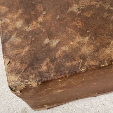 一閑張りの大きめ蓋付き道具箱  幅約54cm 旧家で長年眠っていたお品です  竹籠＋麻布＋和紙＋柿渋  ジャパンヴィンテージ 古箱 伝統工芸