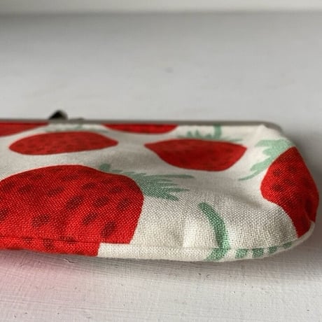 marimekko（マリメッコ）Mansikka（マンシッカ/イチゴ）柄のがま口ポーチ 小型 中古美品