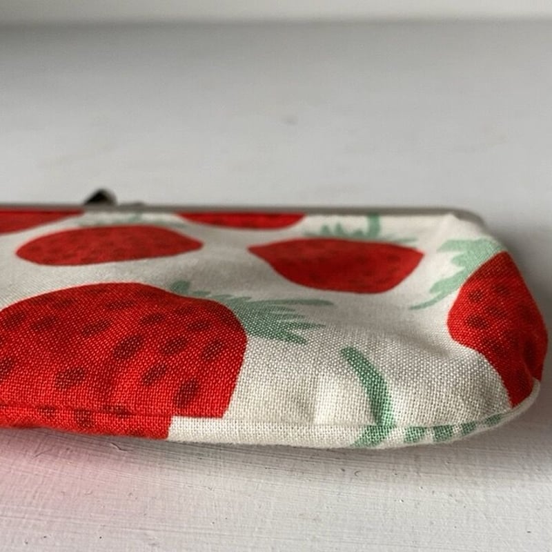 marimekko(マリメッコ)Mansikka(マンシッカ/イチゴ)柄の marimekko(マリメッコ)Mansikka(マンシッカ/イチゴ)柄の