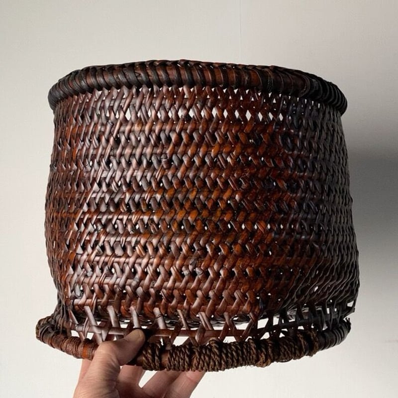 明治期 古い茶碗かご 30cm 濃い飴色にヤケた麻の葉編み竹籠 足付き