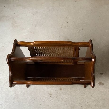 カリモク家具  オールド カリモク マガジンラック 木製ブナ材無垢＋籐編みのWラック 廃盤品 コロニアルシリーズ ヴィンテージカリモク