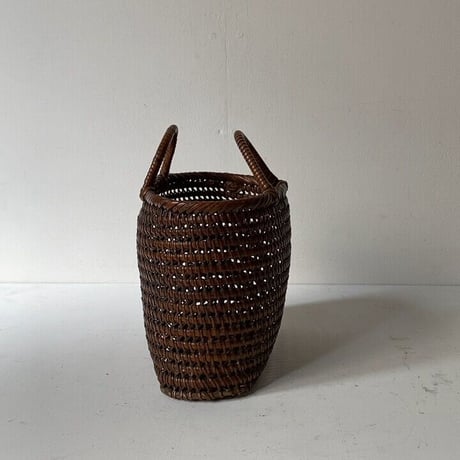古い茶籠(ミニサイズ) 左右幅約22cm  黒ヤケ 濃飴色 トロトロ ヴィンテージカゴバッグ 籐編みトート型 籠バッグ 小ささが魅力