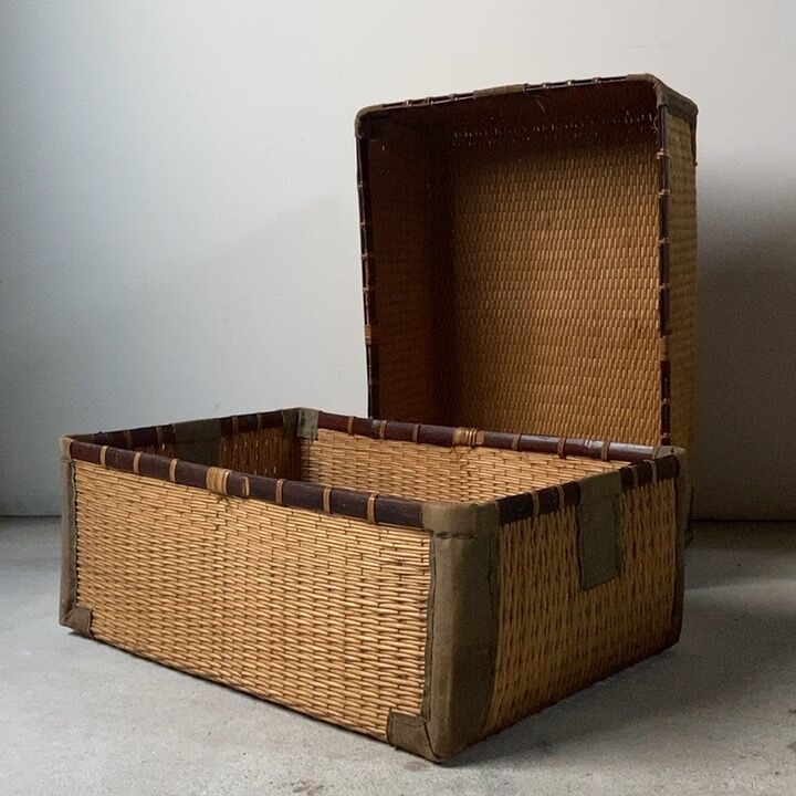 小さめの柳行李 幅約57cm ゴザ編みの蓋付編箱 エンブレム型ネームタグ