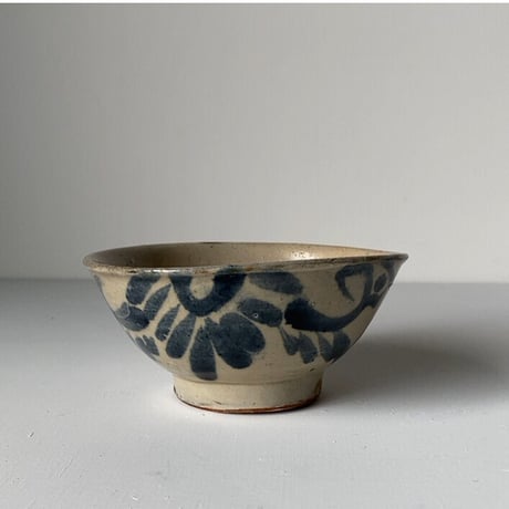 A  古琉球 やちむん 4.5寸マカイ 古作 登窯 花唐草 呉須色 沖縄 焼物 茶碗 昭和期 ヴィンテージフォークアート 完品