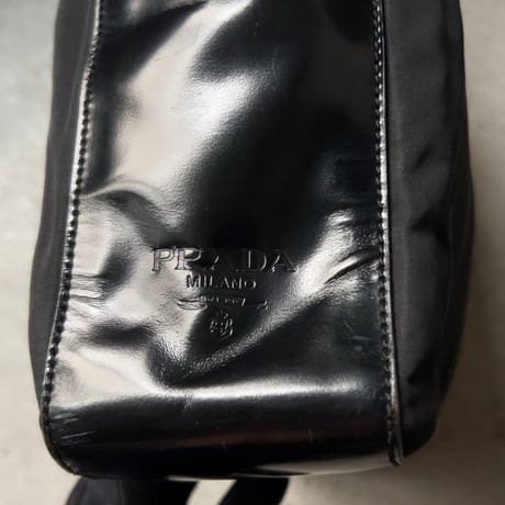 90s VINTAGE PRADA ナイロン/ガラスレザー コンビ 小さめトートバッグ 型押しエンボスロゴ 軽量トートバッグ シンプルデザイン　オールドプラダ 中古良品