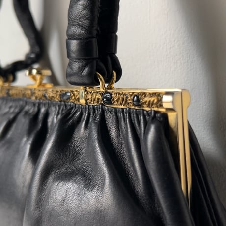 古いレザーのハンドバッグ  スムースラムレザー 羊革 ブラック ゴールド金具 がま口型 ストーン装飾 ヴィンテージバッグ  中古美品