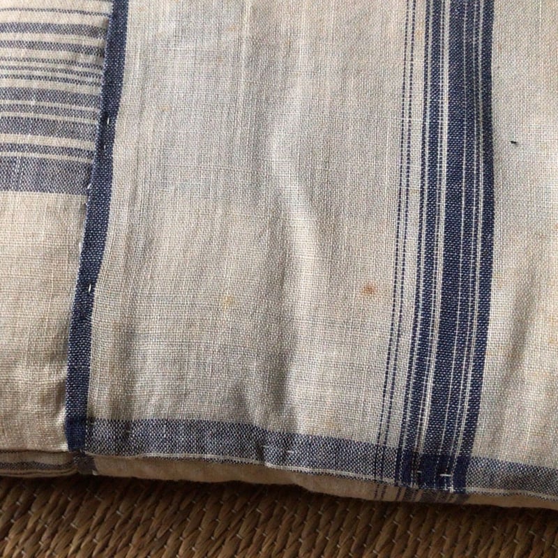 手作りの古い座布団 2枚組 昭和中期 白/青チェック. ハンドステッチ