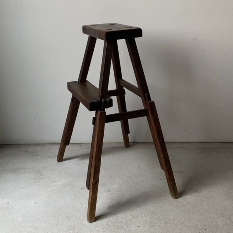 古い木の踏み台　ステップ台　収納付花台　木製スツール 古い 木製 踏台 ホゾ組み木 褐色の古材 艶感あり ヴィンテージステップ