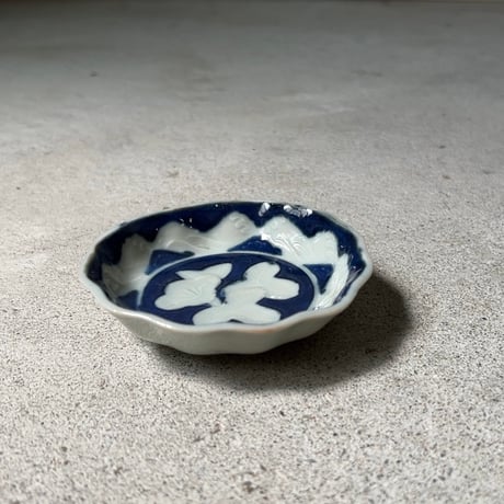 明治 大正期 古い瀬戸焼の豆皿［1枚の価格］在庫17枚 朝顔＋波絵  染付 型押し 小皿 有田 伊万里 完品