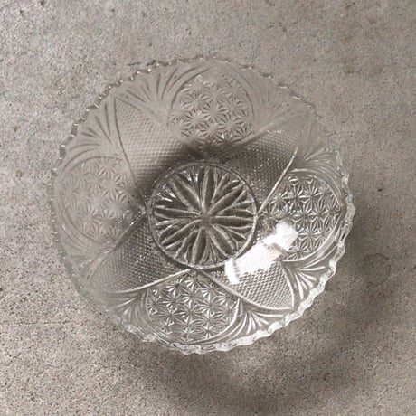 大正〜昭和期  古いプレスガラス  20cmの大鉢  花紋様  素麺器 フルーツ盛り鉢 気泡 プレスによるバリ  アンティークガラス  無傷完品