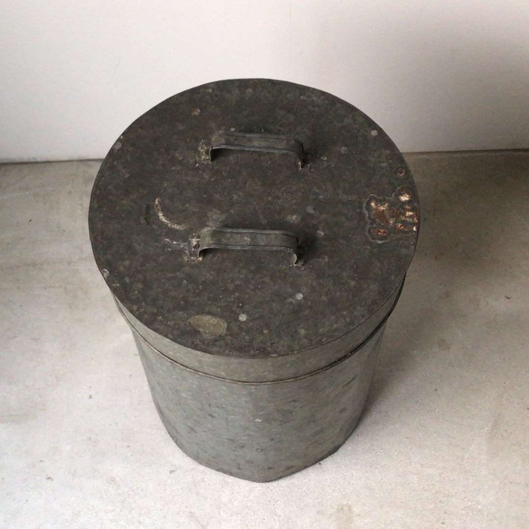 ビンテージ インダストリアル  レトロ ブリキ缶 蓋付き 筒型 ビンテージ インダストリアル レトロ ブリキ缶 蓋付き 筒型