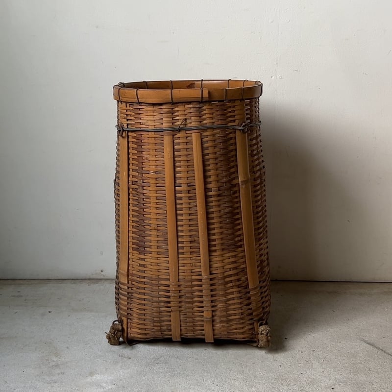 古い竹編みの縦長背負い籠 筒籠 花籠 竿立て 傘立て 日本の古籠 古道具