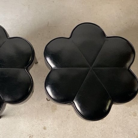 花型ヴィンテージスツール  2脚セット ステンレスレッグのロースツール  花の椅子 フラワーモチーフ ブラックのフェイクレザー  レア 珍品