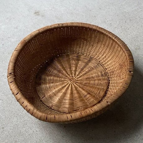 古い深籠皿  26cm  歪な形状でマットな素材感  繊細編み  グッドコンディション