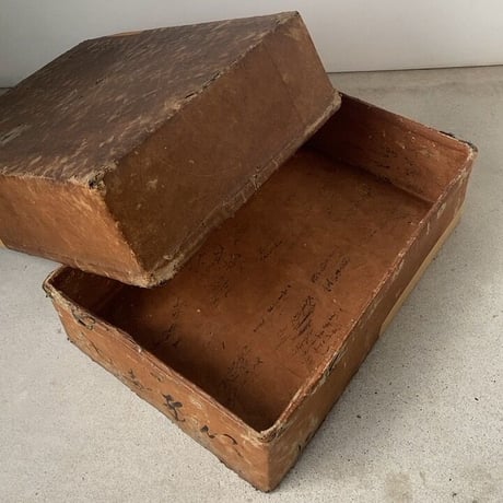 一閑張りの大きめ蓋付き道具箱  幅約54cm 旧家で長年眠っていたお品です  竹籠＋麻布＋和紙＋柿渋  ジャパンヴィンテージ 古箱 伝統工芸