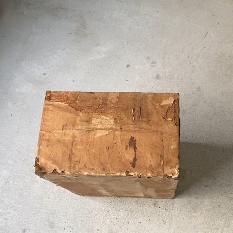 紙貼りの古い木箱 幅約40cm  一閑張り ヤケ感 エイジング メッセージ 墨文字 ジャパンヴィンテージ  道具箱