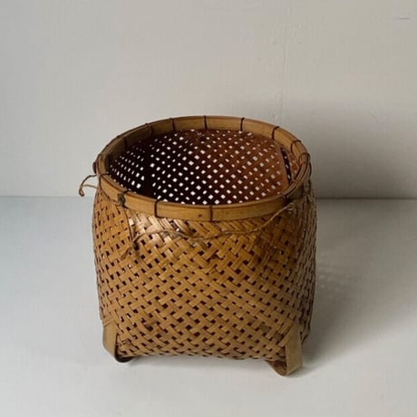 古い竹編みの魚籠(ビク) 竹工芸 ヘラ立て  花器 鉢受け  屑籠  ダストボックス  花器  壺型の足付金具付編みかご 日本の工芸品 古民藝 天然素材 美品