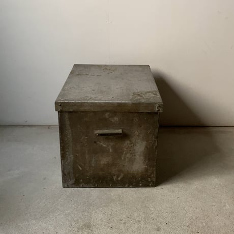 古いアルミの箱　蓋付き 持手付き ヴィンテージツールボックス ストック缶  米櫃 保存ケース パンケース 道具箱 古い箱