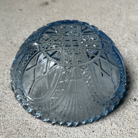 アンティーク プレスガラス デザート深皿 直径約11.5cm 小鉢 レース装飾 くすんだブルー 大正-昭和期 レトロ食器 ヴィンテージ食器 気泡ガラス アイスクリーム かき氷 フルーツ 皿 完品