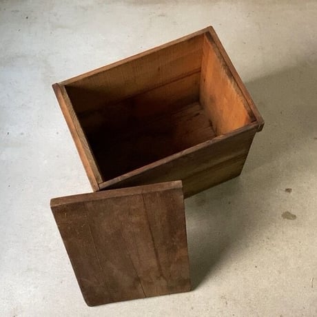 蓋付き古い木の箱  幅約42cm ラワン無垢材のゴツい蓋と杉無垢材の縦型の箱  作り エイジング共にグッド 古材の良いお色目です。
