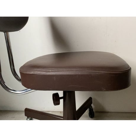 オールド チトセ　焦茶の事務椅子  ヴィンテージオフィスチェア  キャスターチェア  ダークブラウン  古い椅子