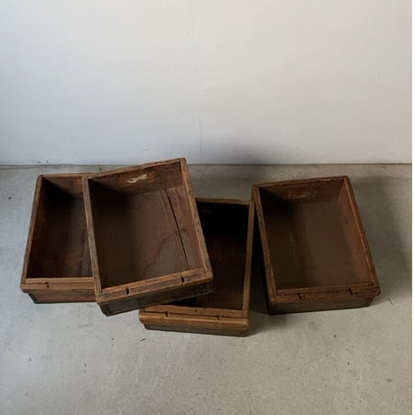 古い木箱 4個セット   小さめ 幅約24cm/奥行32cm  老舗園芸店の仕分け木箱です。