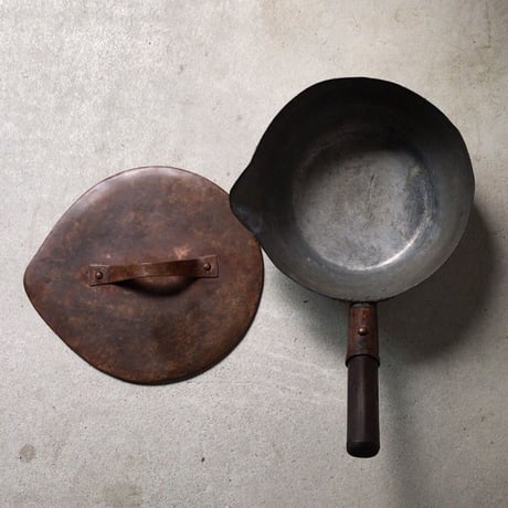 古い 打ち出し銅鍋 蓋有り  大正〜昭和  時代. アンティーク  木製持ち手 片口  和鍋  希少品