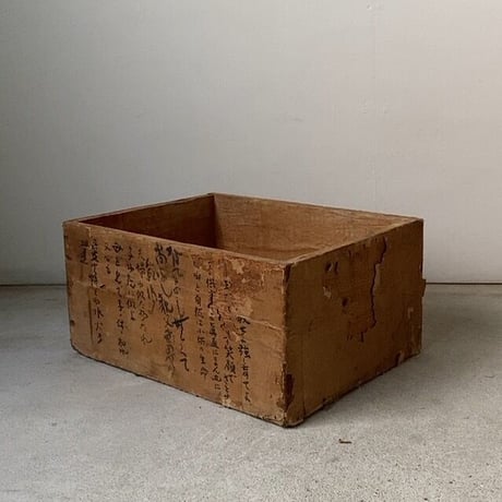 紙貼りの古い木箱 幅約40cm  一閑張り ヤケ感 エイジング メッセージ 墨文字 ジャパンヴィンテージ  道具箱