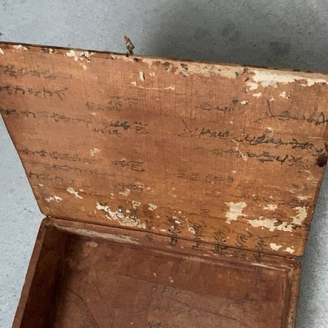 一閑張り 蓋付きの紙箱  21.5cm 紙貼り 柿渋 紐摘み  小物入れ 道具箱 墨文字 ジャパンヴィンテージ