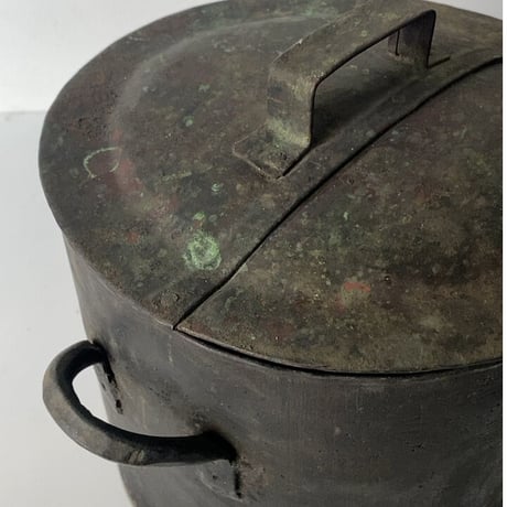 古い蓋付き銅器  赤銅 双耳 寸胴鍋 厚みが有り大変重厚な作りです。筒のみ幅約24cm 古銅 花器 グッドエイジング