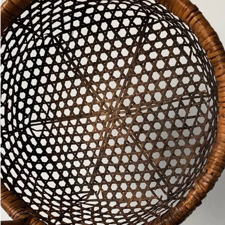 古い持ち手付竹籠  六つ目編みワンハンドル  六角底  直径30cm 昭和初期 戦前 手提げカゴ  メンテナンス済