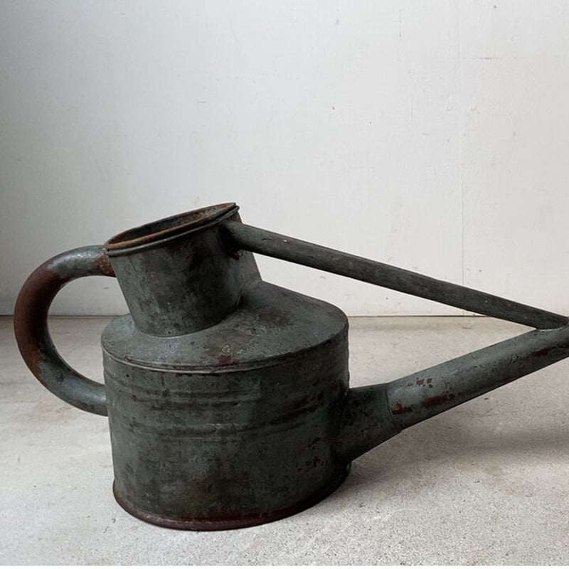 ブリキ製ヴィンテージじょうろ 水色のハス口は平ワイドな造形が珍しく