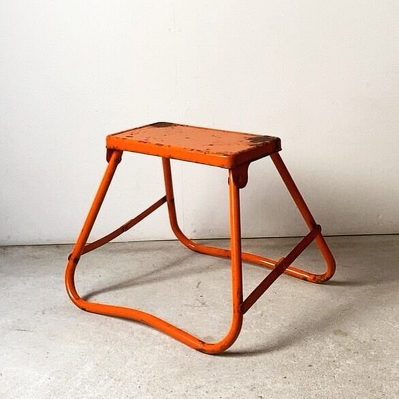 1137 ヴィンテージ　古い鉄の踏み台　ステップ　飾り棚　レトロ　アイアン　階段 古い鉄の踏台 折り畳みステップ ヴィンテージステップ