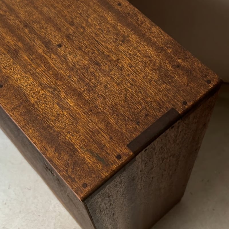 古い木製引出し 15杯 小ぶりサイズ ラワン無垢材 銅のネームタグ