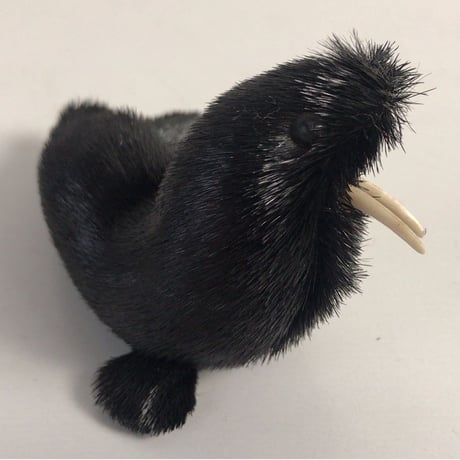 セイウチの置物　毛皮／レザー　ブラック　天然素材　ヴィンテージドール　動物人形