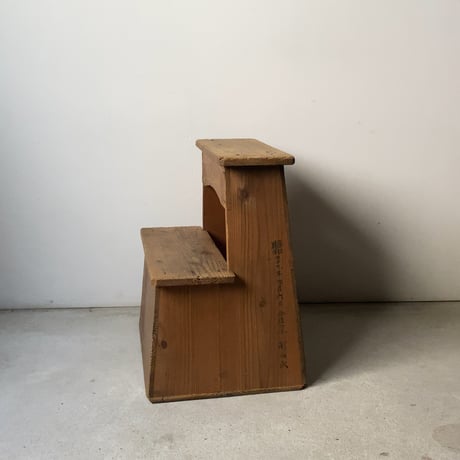 昭和23年 木製無垢 古い踏台 ヴィンテージステップ 杉無垢材 丸窓 丸穴屑入れデザイン 階段ステップ