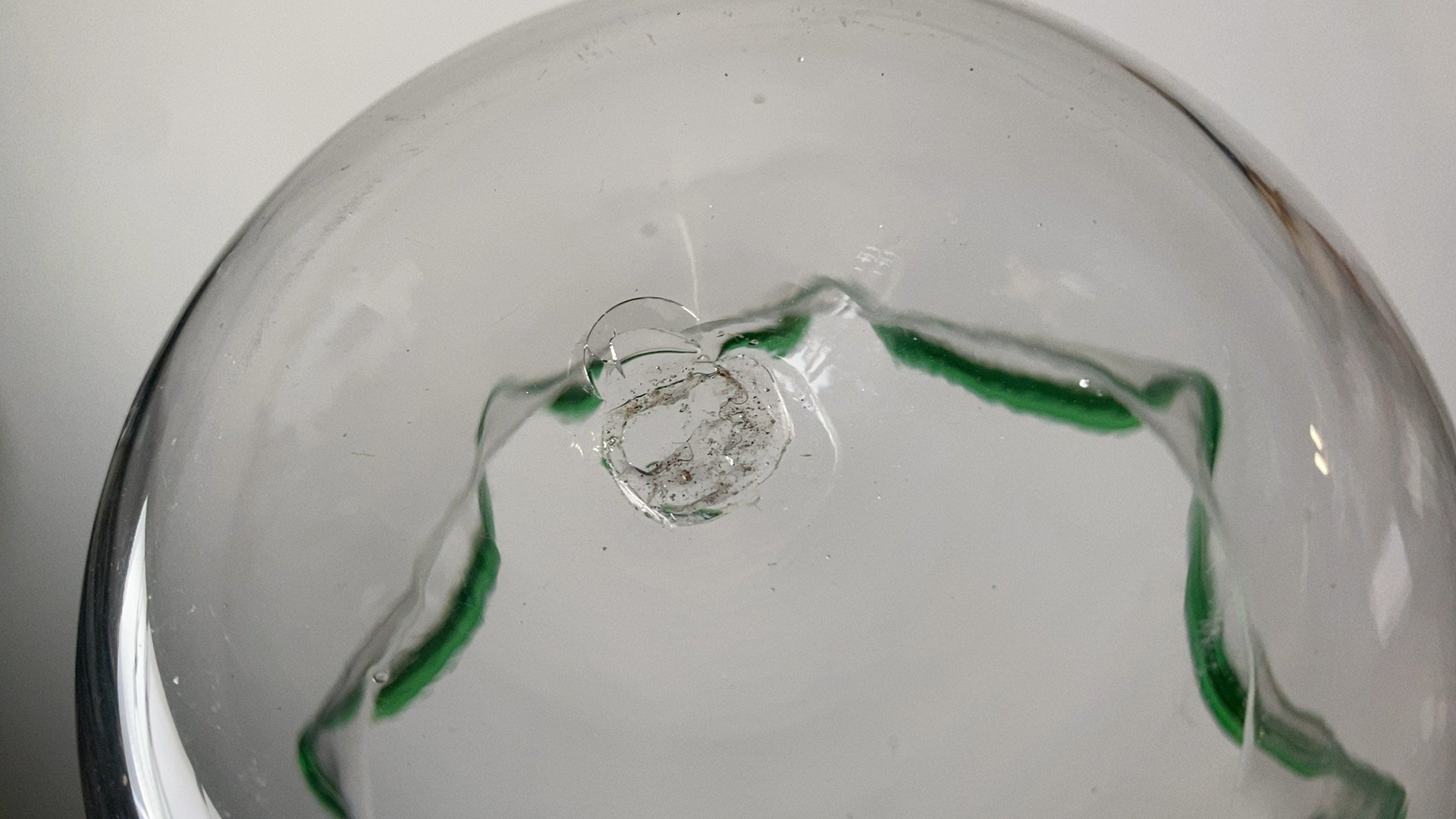 古い吹きガラスの金魚鉢 気泡ガラス ゆらゆらガラス グリーンフリル