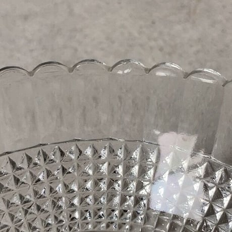 ヴィンテージ  ガラス器  昭和初期 プレスガラス 菊紋底  深皿 小鉢 ゆらゆら気泡硝子 完品