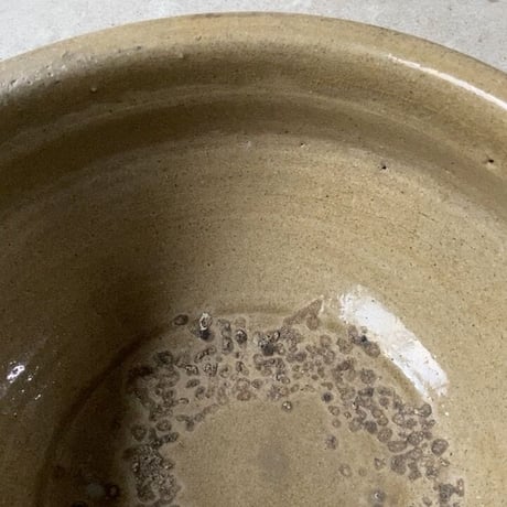 古いこね鉢27cm  民藝鉢  昭和期 古甕 大瓶 メダカ鉢 睡蓮鉢 ガーデニング ビオトープ ハス 水栽培  黄瀬戸 焼物  ニュウあり水漏れなし