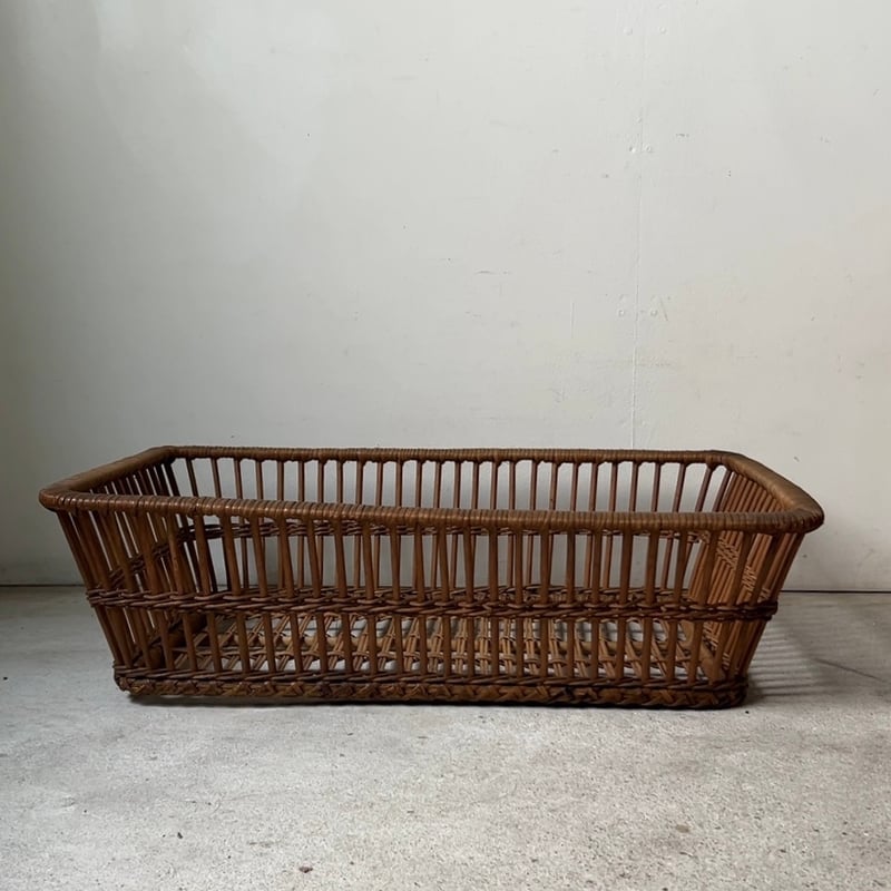 古い籐編みの脱衣籠 日本製 昭和民具 透け感のあるシンプルなデザイン