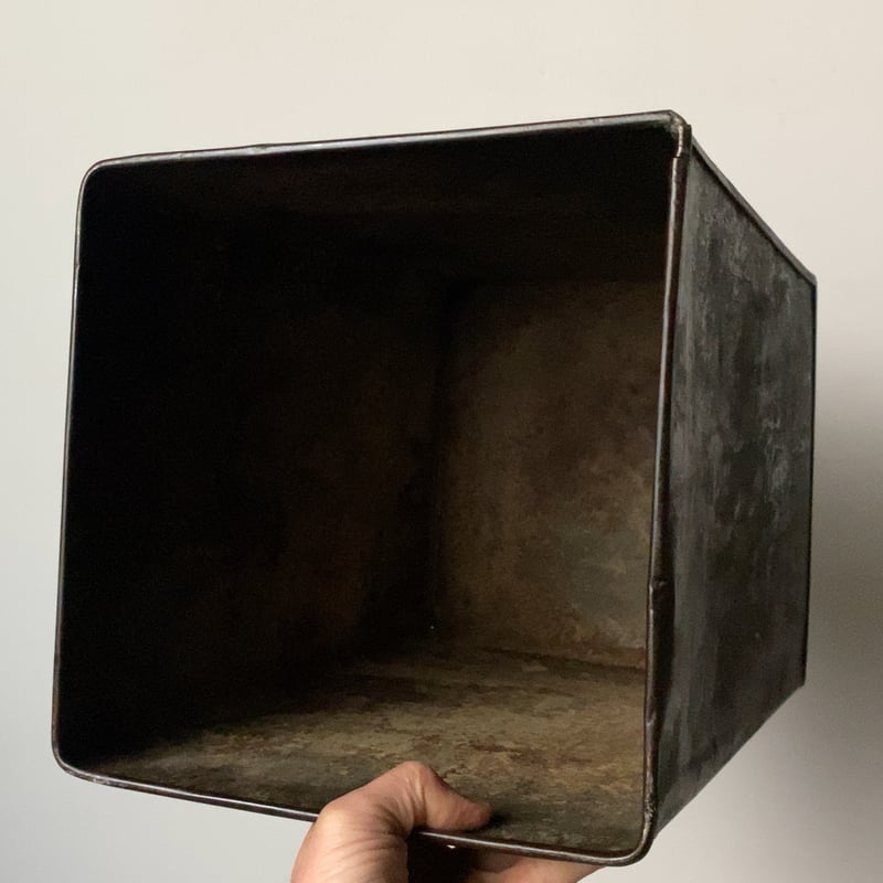 古い鉄の箱 (蓋付き) 黒ヤケ 黒光り グッドエイジング 厚みあり縁補強