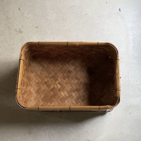 網代の古い御用籠   野良籠  竹かご  編みカゴ  四角い籠   野菜籠　太い表皮フレームと網代編みの裏皮のコントラストが素敵です。美品