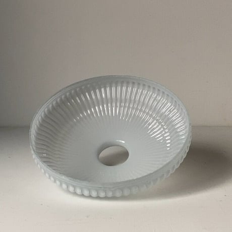 大正〜昭和期  乳白ガラス 細かめ菊花紋様 プレスガラス 21cm ヴィンテージシェード 古い電笠 吊り照明  無傷完品