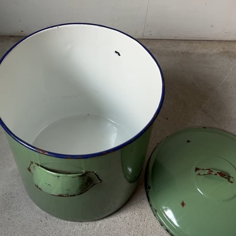 古いホーロー蓋付きキャニスター 大き目サイズ  セージグリーン ヴィンテージ 琺瑯製 保存容器 缶 双耳 持手付き 大鍋 良品