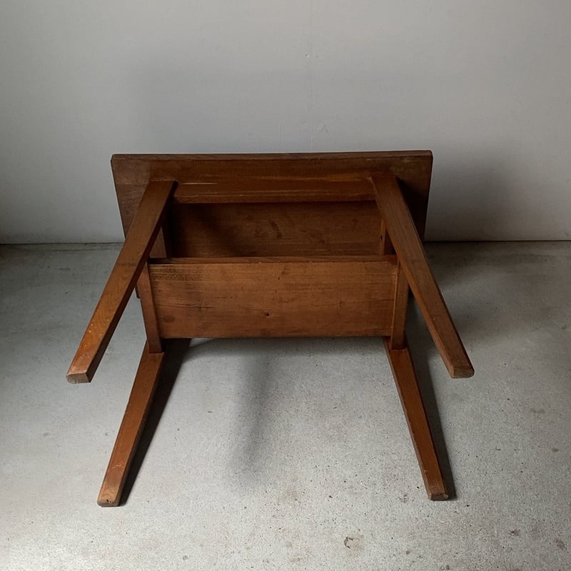 古い無垢材のコーヒーテーブル 古い木のコーヒーテーブル 喫茶テーブル. 無垢材 小型テーブル