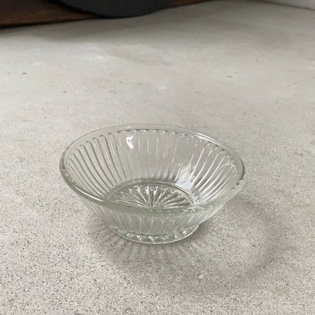 ヴィンテージ ガラス器 昭和初期 菊紋様 深皿 小鉢 古いガラス器 ゆらゆら気泡硝子 完品  ※3点ございます。