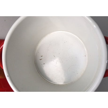 赤いホーロー両手鍋　小ぶりな内径17cm  木の摘みと鮮やかな赤い琺瑯がグッドバランス　程よいエイジングが雰囲気良好です。メーカー不明。中古良品。