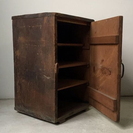 古い木製書庫. 開戸書類庫 棚庫 4段棚 アンティーク家具 黒ヤケした分厚い古材と真鍮持ち手が貫禄 凄み 共に有り。